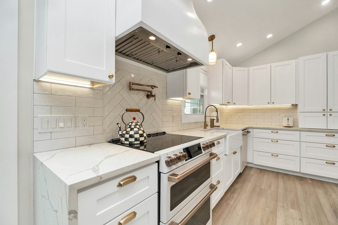 Handleless kitchen cupboards